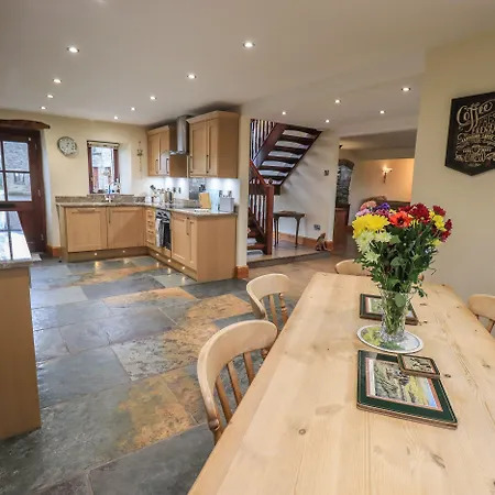 Orcaber Farm Barn * Austwick